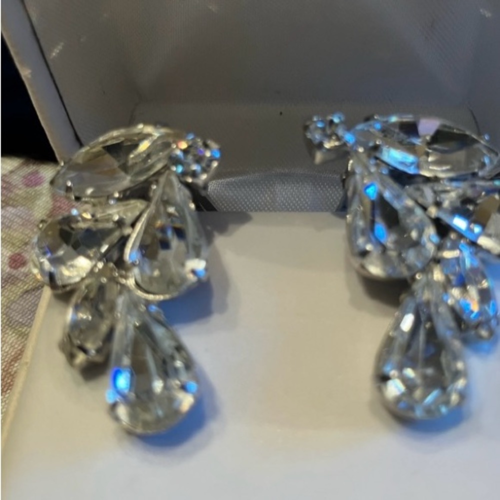WEISS CRYSTAL EARRINGS PRONG SET AND STUNNING - Picture 3 of 14